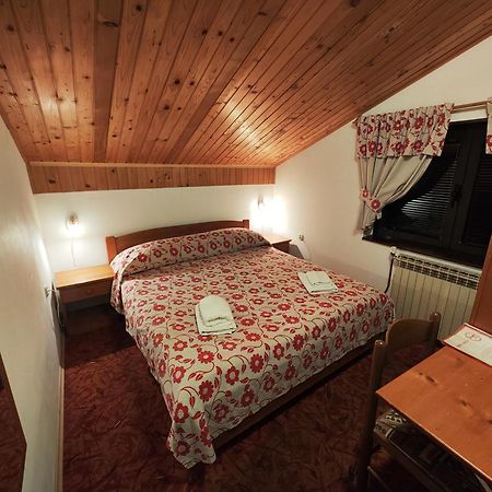 Hotel Pansion I Restoran Bijela Ruza Ravna Gora Camera foto